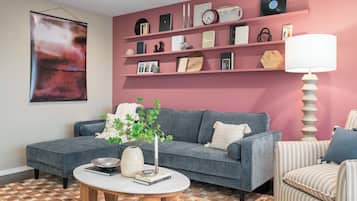 Smart TV, table tennis, books, stereo