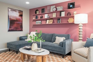 Smart TV, ping pong, books, stereo - The Speakeasy - 3 Bedroom Home in Pasco (Pasco)