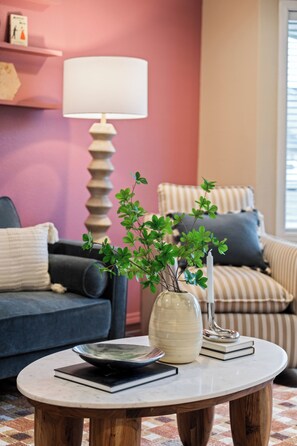 Smart-TV, Tischtennisplatte, Bücher, Stereoanlage