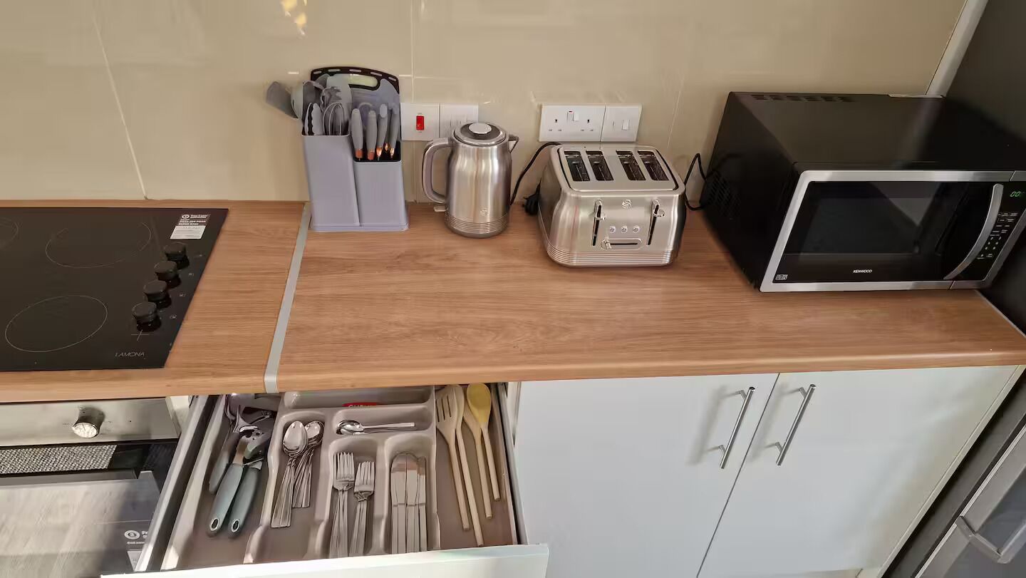 Frigorífico, microondas, horno y hervidor eléctrico