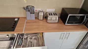 Frigorífico, microondas, horno y hervidor eléctrico