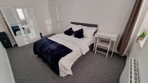 1 slaapkamer, een strijkplank/strijkijzer, reisbedje, gratis wifi