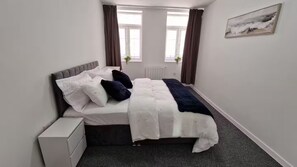 1 slaapkamer, een strijkplank/strijkijzer, reisbedje, gratis wifi