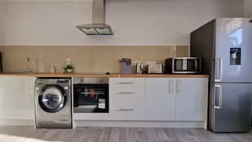 Frigorífico, microondas, horno y hervidor eléctrico