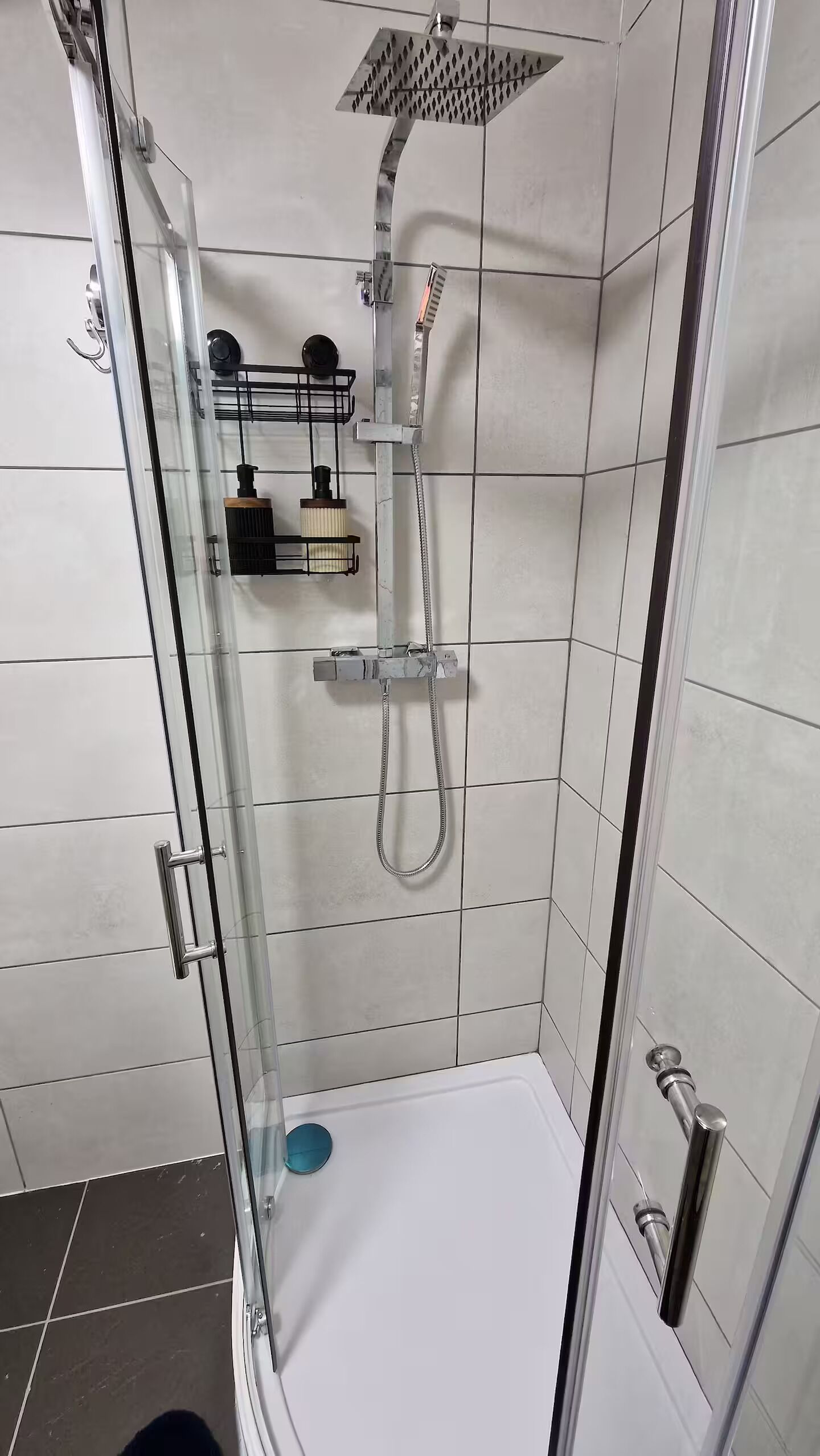 Dusch, hårtork, handdukar och tvål