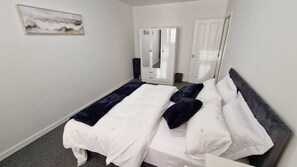 1 slaapkamer, een strijkplank/strijkijzer, reisbedje, gratis wifi