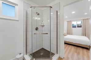 Hair dryer, towels, soap, toilet paper - Modern new 4-bedroom house with big backyard in San Jose (San Jose)