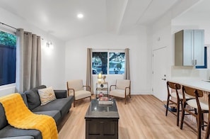 Smart TV - Modern new 4-bedroom house with big backyard in San Jose (San Jose)