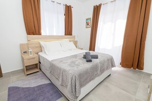 2 slaapkamers, een bureau, een strijkplank/strijkijzer, reisbedje