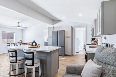 4 BDR 2 mins from the River- Sleeps 12