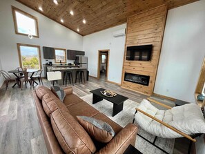 TV, fireplace - Fernwood Cabin | Pet-Friendly w/ Hot Tub (Rogers)