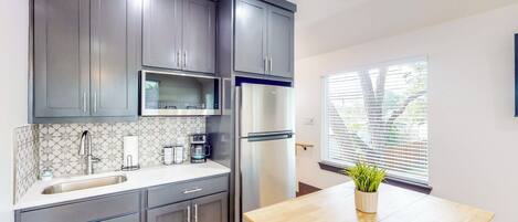 Een koelkast, een microgolfoven, een koffiezetapparaat/waterkoker