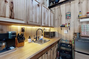 Réfrigérateur, micro-ondes, plaque de cuisson, cafetière/bouilloire