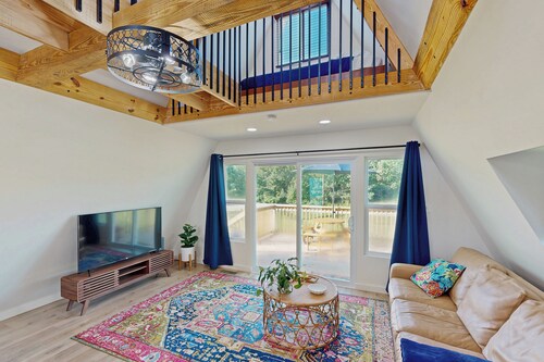 Dog-Friendly A-frame Cabin w/ Deck