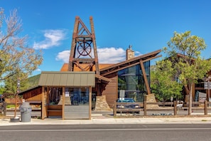Exterior - Pool & Hot Tub Access: Park City Studio w/ Balcony (Park City)