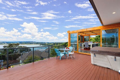 Classic Seaview Holiday Home in Shelly Park