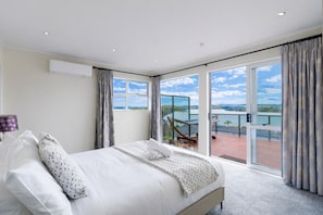 Iron/ironing board, free WiFi, bed sheets - Classic Seaview Holiday Home in Shelly Park (Shelly Park)