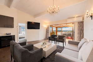 TV - Classic Seaview Holiday Home in Shelly Park (Shelly Park)