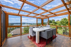 Dining - Classic Seaview Holiday Home in Shelly Park (Shelly Park)