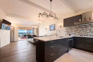 Fridge, microwave, oven, stovetop - Classic Seaview Holiday Home in Shelly Park (Shelly Park)