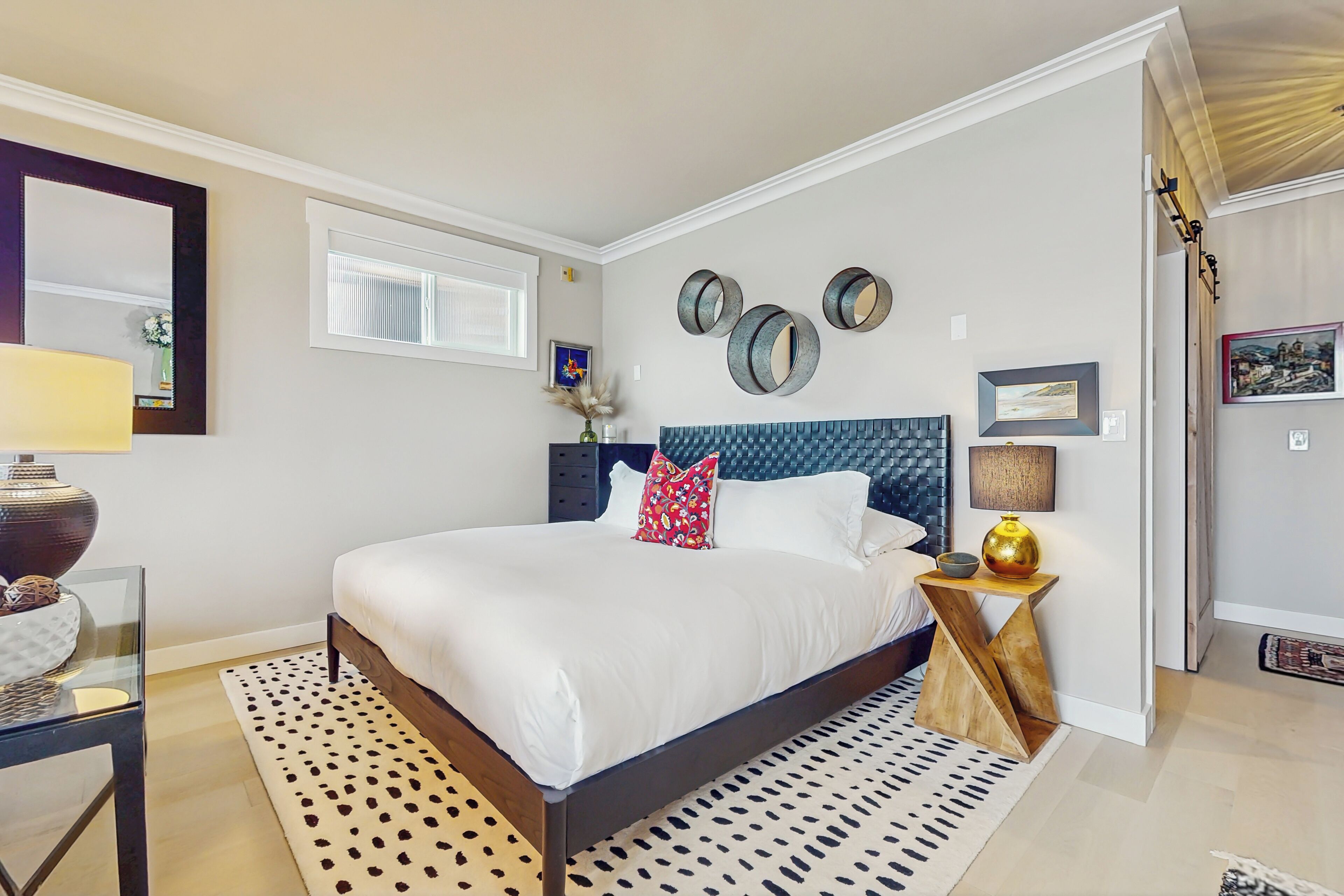 Internet, bed sheets, wheelchair access