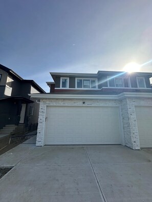 Exterior - Luxury Duplex in Spruce Grove (Spruce Grove)