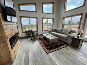 TV, fireplace - Spruce Arch | King Bed; Fireplace; Pets Welcome! (Wolfe County)