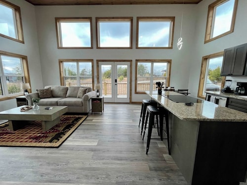 Spruce Arch | King Bed; Fireplace; Pets Welcome!