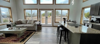 Spruce Arch | King Bed; Fireplace; Pets Welcome!