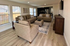 TV - Family-Friendly Stay Near Downtown Houston (Houston)
