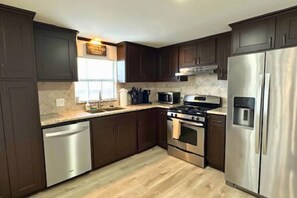 Fridge, microwave, oven, stovetop - Family-Friendly Stay Near Downtown Houston (Houston)
