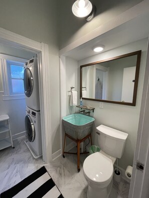 Secador de pelo, toallas