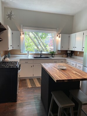 Fridge, microwave, oven, stovetop - The Olde Magnolia House (Nashville)