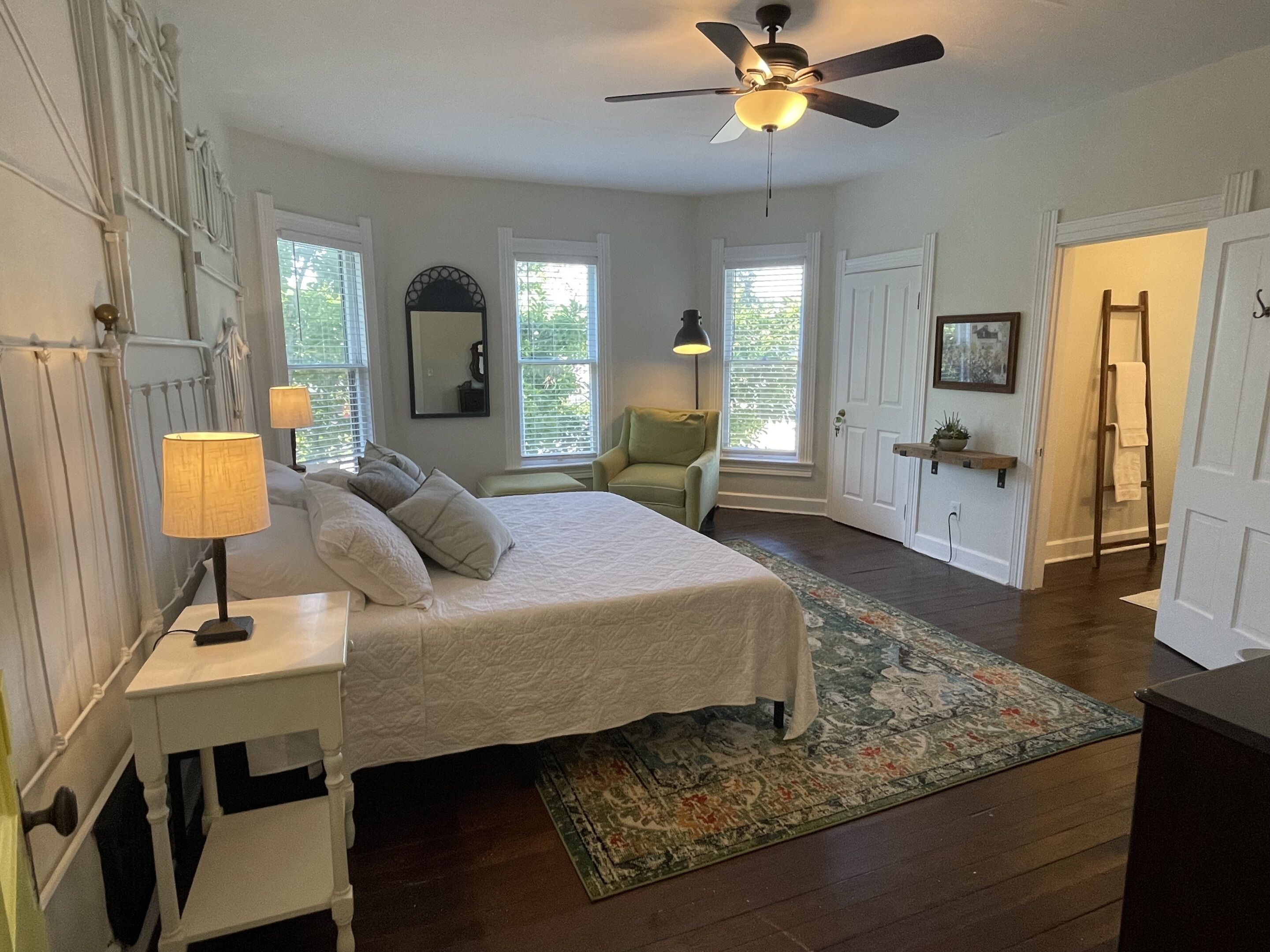 Tabla de planchar con plancha, wifi gratis y ropa de cama 