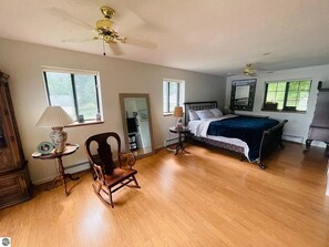 4 slaapkamers, een strijkplank/strijkijzer, wifi, beddengoed