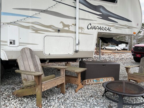 Cozy RV in a vacation community on Lake Hartwell