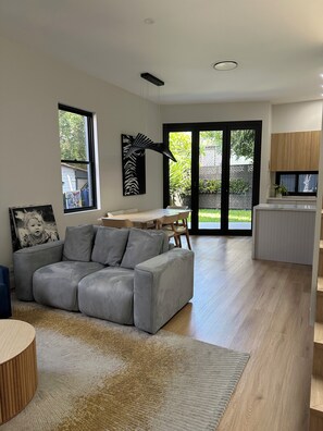 TV - Newly renovated modern 4 bdr house in Leichhardt, 7 guests, best Italian 5 min! (Leichhardt)