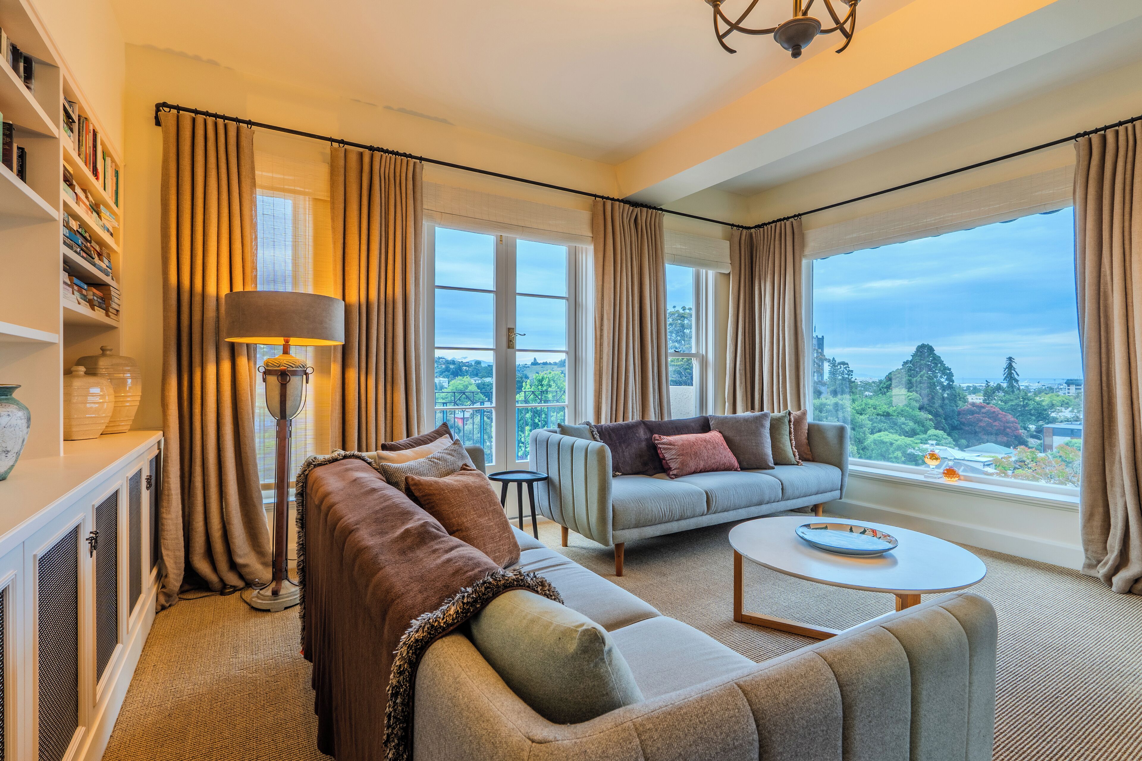 Smart TV, fireplace, books, stereo