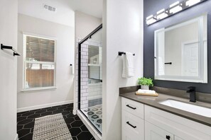 Shower, hair dryer, towels, shampoo - Family Friendly | Patio | Fireplace | BBQ | Games (San Antonio)