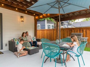 Outdoor dining - Family Friendly | Patio | Fireplace | BBQ | Games (San Antonio)