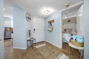 2 bedrooms, desk, iron/ironing board, free WiFi - 🌞Vista Verde West #139: Spacious 2BR, 2BA condo, pool, hot tub, private beach! (Saint Petersburg)