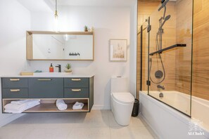 Een douche, een haardroger, handdoeken