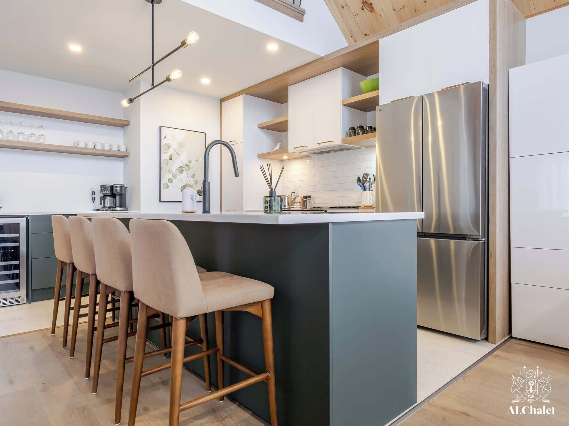 Geladeira, micro-ondas, fogão, cooktop