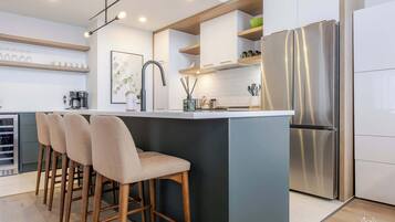 Geladeira, micro-ondas, fogão, cooktop