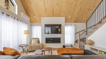 TV, caminetto, studio