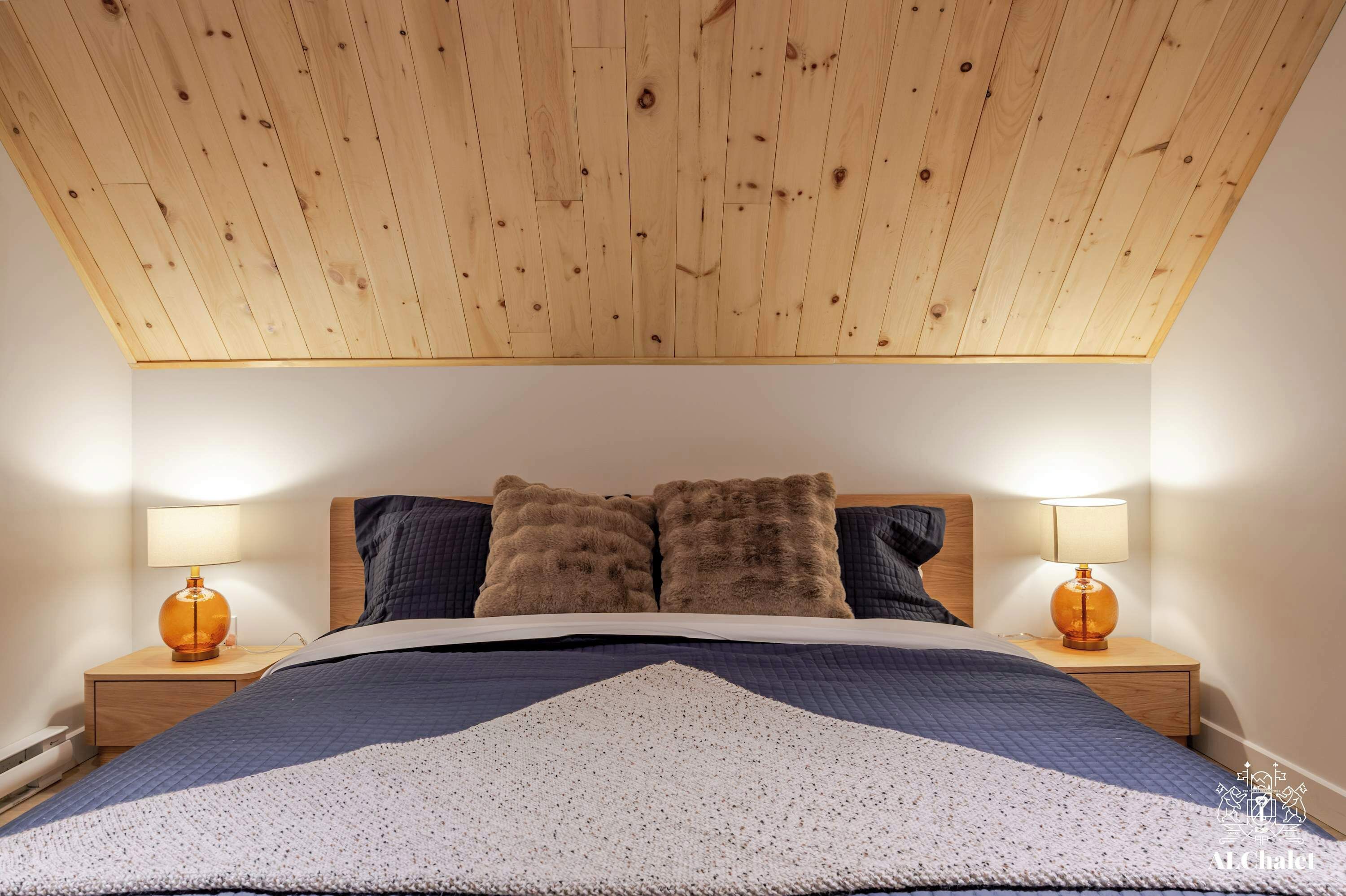 Työpöytä, silitysrauta/-lauta, Wi-Fi, vuodevaatteet