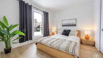 Desk, iron/ironing board, WiFi, bed sheets