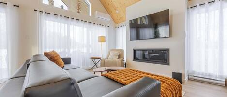 Televisie, een open haard en een kantoor