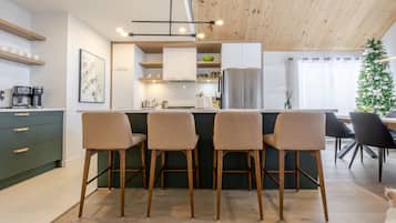 Frigorífic, microones, forn i placa de cuina