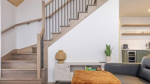 Televisio, takka, työhuone